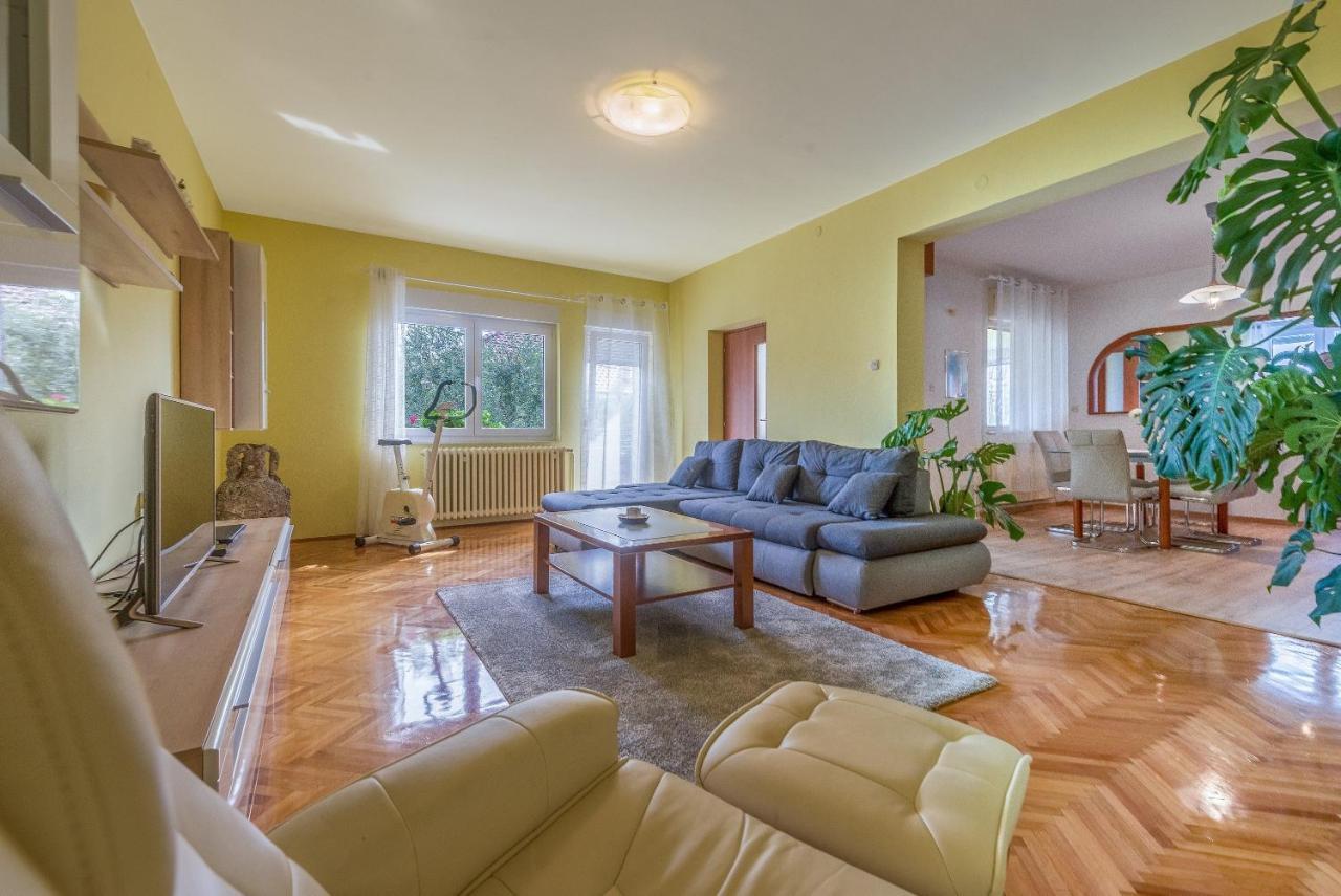 Apartments Villa Odesa With Shared Pool Zadar Exterior foto